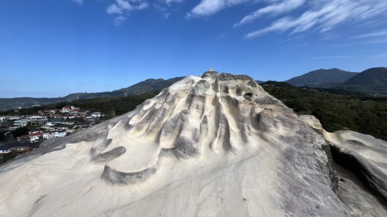 Battleship Rock (Junjianyan) Trail: Scenic Hike in Taipei with Skyline Views