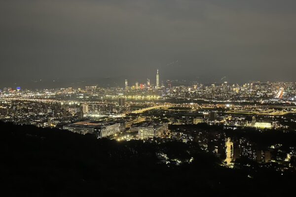 Jiantan Mountain Trail (劍潭山): A Short Urban Hike with City Views & Plane Spotting Jiantan Mountain