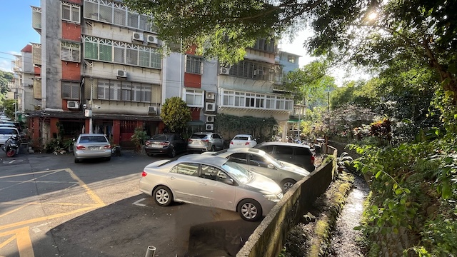 Jinmian Mountain: A Beginner-Friendly Rock Climbing Trail in Taipei 4 Parking lot near trailhead of Jinmian Mountain