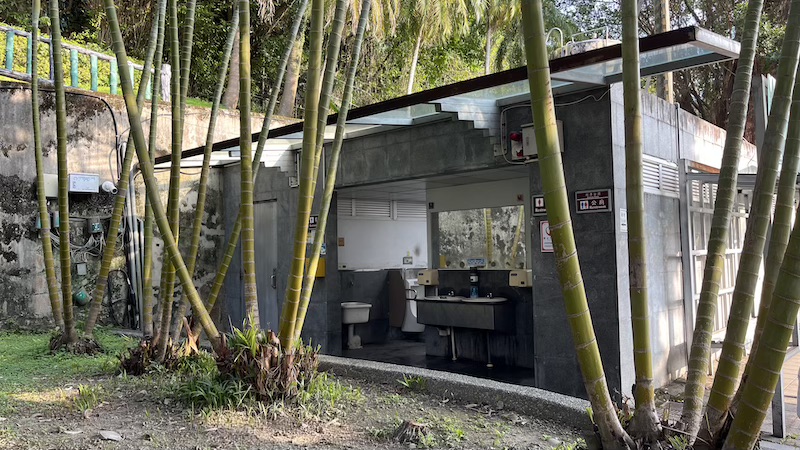 Jiantan Mountain Trail (劍潭山): A Short Urban Hike with City Views & Plane Spotting 5 Public restroom next to the trailhead of Jiantan Mountain