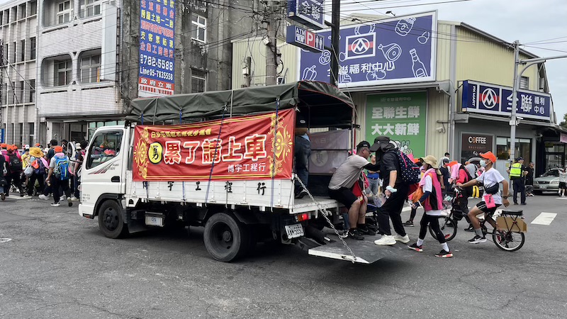 Walk with Mazu: A First-Hand Glimpse into Taiwan’s Most Moving Pilgrimage 9 05累了就上車
