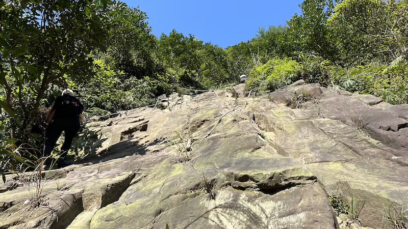 The Ultimate Hiking Guide to Stegosaurus Ridge (劍龍稜) – The King of Taiwan’s Suburban Mountains 21 Rock wall