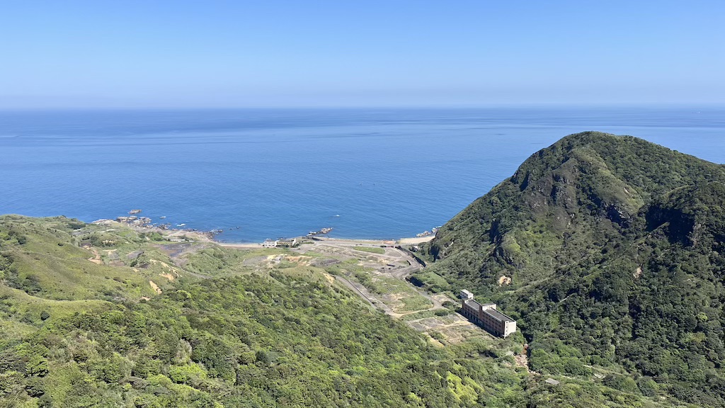 The Ultimate Hiking Guide to Stegosaurus Ridge (劍龍稜) – The King of Taiwan’s Suburban Mountains 25 View along the Stegosaurus Ridge