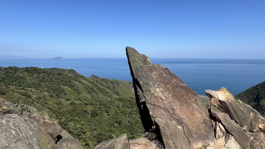The Ultimate Hiking Guide to Stegosaurus Ridge (劍龍稜) – The King of Taiwan’s Suburban Mountains 26 rock