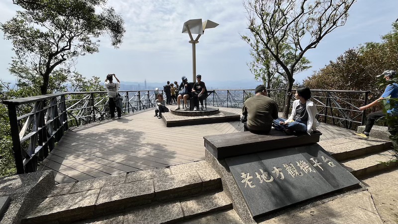 Jiantan Mountain Trail (劍潭山): A Short Urban Hike with City Views & Plane Spotting 23 Laodifang Lookout