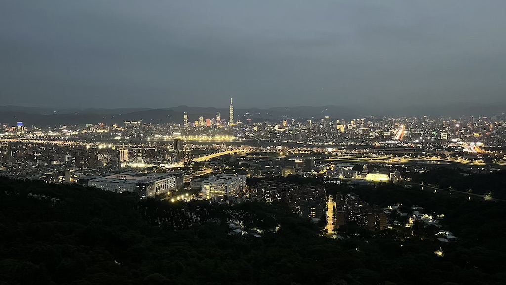 Jiantan Mountain Trail (劍潭山): A Short Urban Hike with City Views & Plane Spotting 28 Night view from Laodifang Lookout