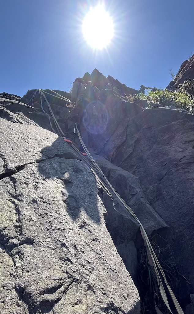 The Ultimate Hiking Guide to Stegosaurus Ridge (劍龍稜) – The King of Taiwan’s Suburban Mountains 36 Rock wall on Stegosaurus Ridge
