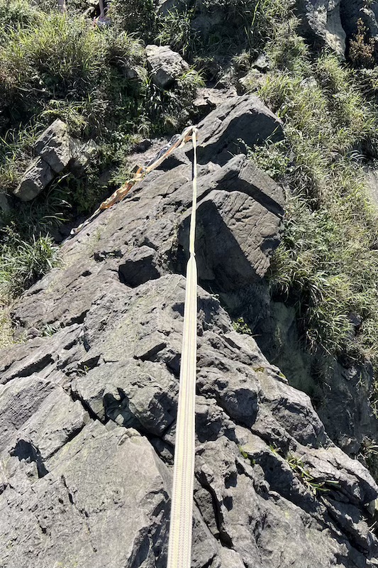The Ultimate Hiking Guide to Stegosaurus Ridge (劍龍稜) – The King of Taiwan’s Suburban Mountains 40 Narrow ridge with ropes