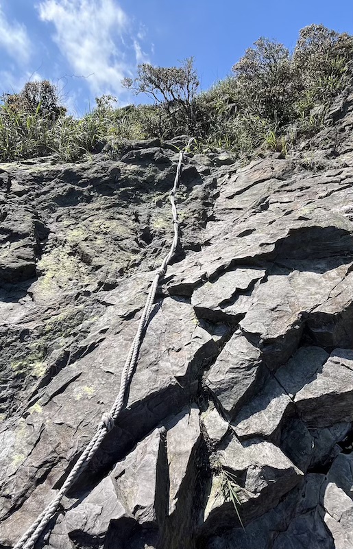 The Ultimate Hiking Guide to Stegosaurus Ridge (劍龍稜) – The King of Taiwan’s Suburban Mountains 43 rock wall with ropes