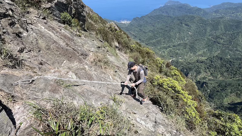 The Ultimate Hiking Guide to Stegosaurus Ridge (劍龍稜) – The King of Taiwan’s Suburban Mountains 44 rock wall with ropes