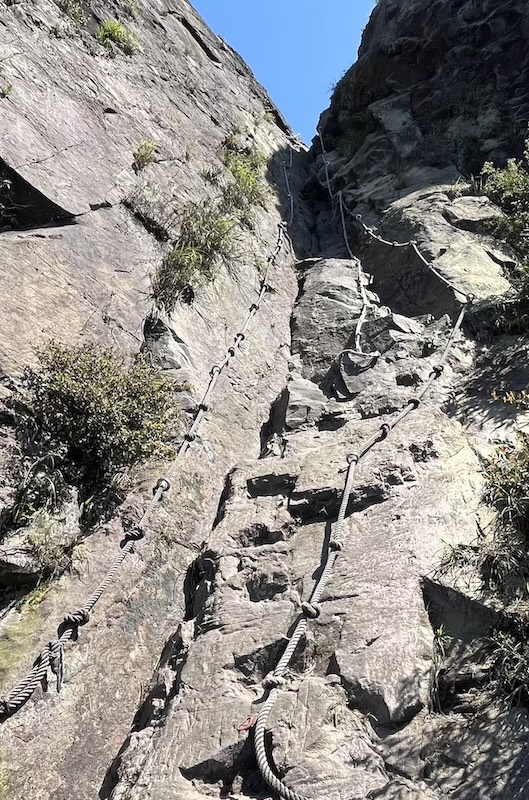 The Ultimate Hiking Guide to Stegosaurus Ridge (劍龍稜) – The King of Taiwan’s Suburban Mountains 54 V-shaped cliff
