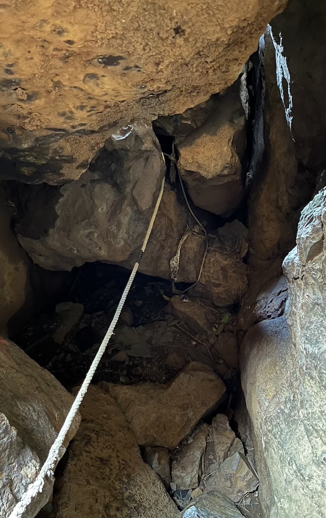 The Ultimate Hiking Guide to Stegosaurus Ridge (劍龍稜) – The King of Taiwan’s Suburban Mountains 62 cave of Teapot Mountain