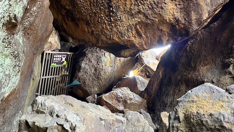 The Ultimate Hiking Guide to Stegosaurus Ridge (劍龍稜) – The King of Taiwan’s Suburban Mountains 63 cave of Teapot Mountain