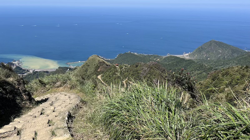 The Ultimate Hiking Guide to Stegosaurus Ridge (劍龍稜) – The King of Taiwan’s Suburban Mountains 68 Descending from Baoshi Pavilion