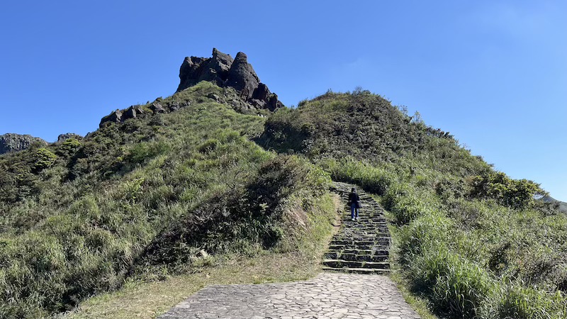 The Ultimate Hiking Guide to Stegosaurus Ridge (劍龍稜) – The King of Taiwan’s Suburban Mountains 69 Looking back at Teapot Mountain