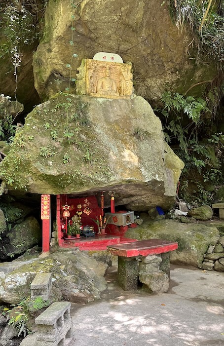 Yangmingshan Secret Hike: Ziming Creek Trail Hot Spring & "Milk" Waterfall 29 Buddha statue near Datun Waterfall