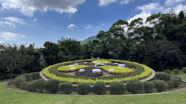 Yangmingshan Secret Hike: Ziming Creek Trail Hot Spring & "Milk" Waterfall 34 Flower Clock