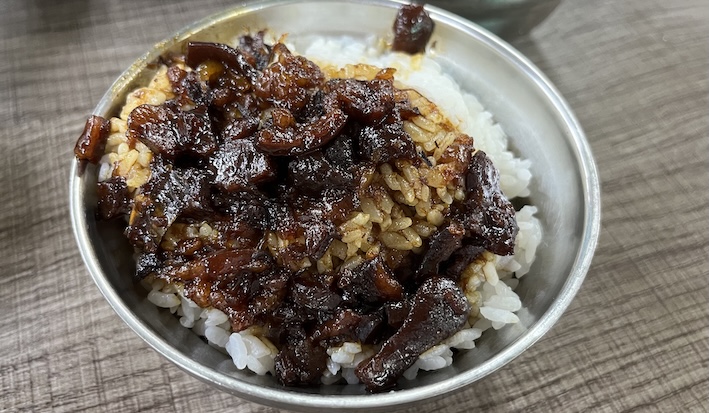 Yangmingshan Secret Hike: Ziming Creek Trail Hot Spring & "Milk" Waterfall 6 Ai Zai Cai Braised Pork Rice (矮仔財滷肉飯)