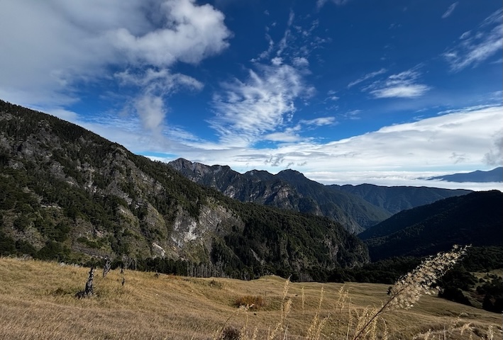 The Ultimate Xueshan (Snow Mountain) Hiking Guide: Permits, Transport & 1–3 Day Itineraries (2026 Edition) 64 View from zigzag