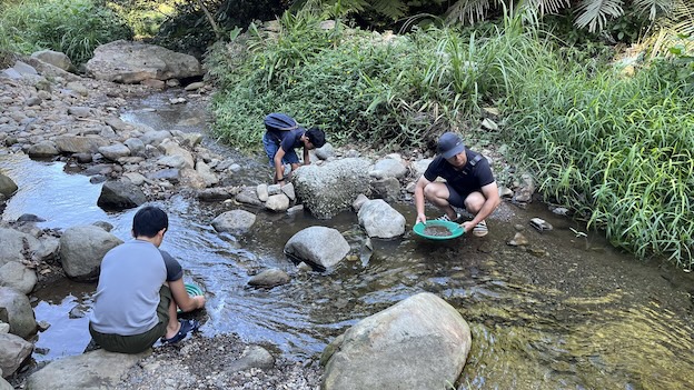 Shanjian Road Trail (山尖路步道): A Hidden Hiking Trail Near Jiufen with a Rare Three-Layer Bridge 29 gold panning
