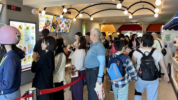 Liu Family Rice Dumplings (劉家肉粽): Taiwan's Most Famous Zongzi Restaurant on the North Coast 4 Liu Family Rice Dumplin queue