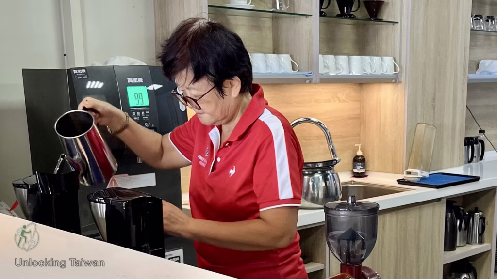 Bishan Temple (碧山巖): A Local Mountain Temple with Coffee & Taipei 101 Views 14 Bishan Temple