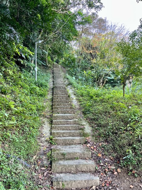 Gongbei Temple (拱北殿): Taipei’s Scenic Taoist Temple of Maple Leaves & Legends 26 Getting to Gongbei Temple